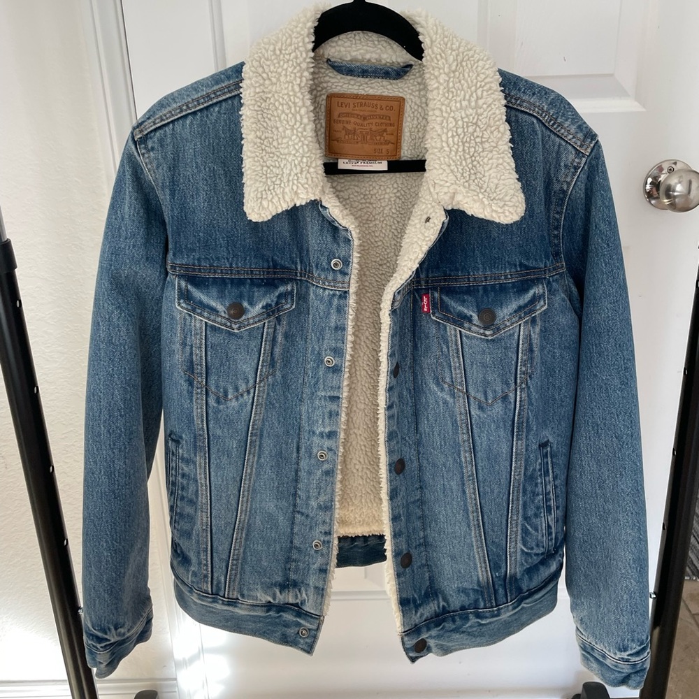 SOLD ON DEPOP- Levi's Sherpa denim jacket #denimjacket